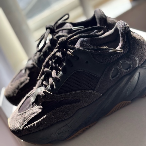 Yeezy - Picture 2 of 4